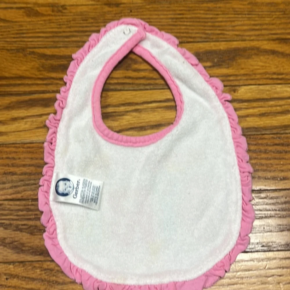 🦄$2 add on item❤️2/$15❤️5/$25❤️ GERBER | “Mommy’s little gurl” ruffle bib